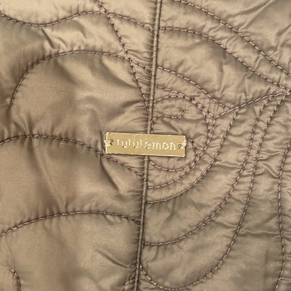 LULULEMON Athletica Get Down Down filled reversible vest in GHOST - Picture 12 of 13